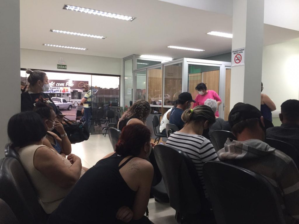 Pacientes com Covid-19 aguardam por longo período na UPA Brasília e reclamam