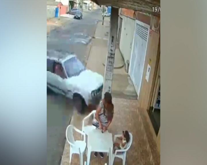 Você viu? Mãe e filha quase são atropeladas por carro desgovernado