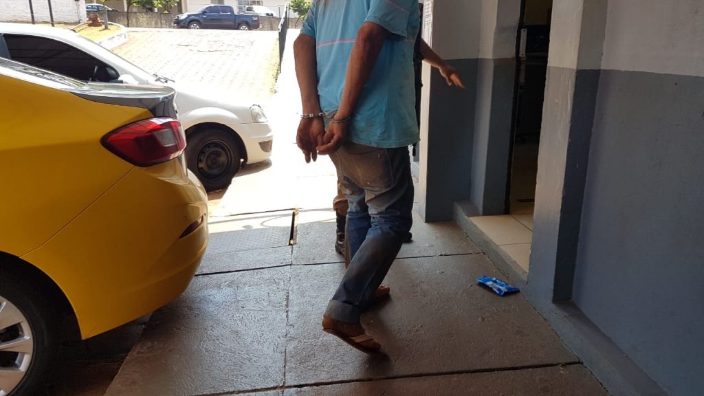 Com facão, homem ameaça a própria mãe, de 90 anos, no distrito de Juvinópolis Com facão, homem ameaça a própria mãe, de 90 anos, no distrito de Juvinópolis