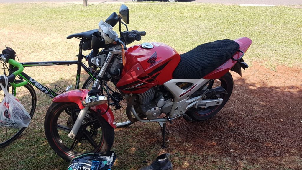 Carro e moto batem em cruzamento no Bairro Santo Onofre Carro e moto batem em cruzamento no Bairro Santo Onofre