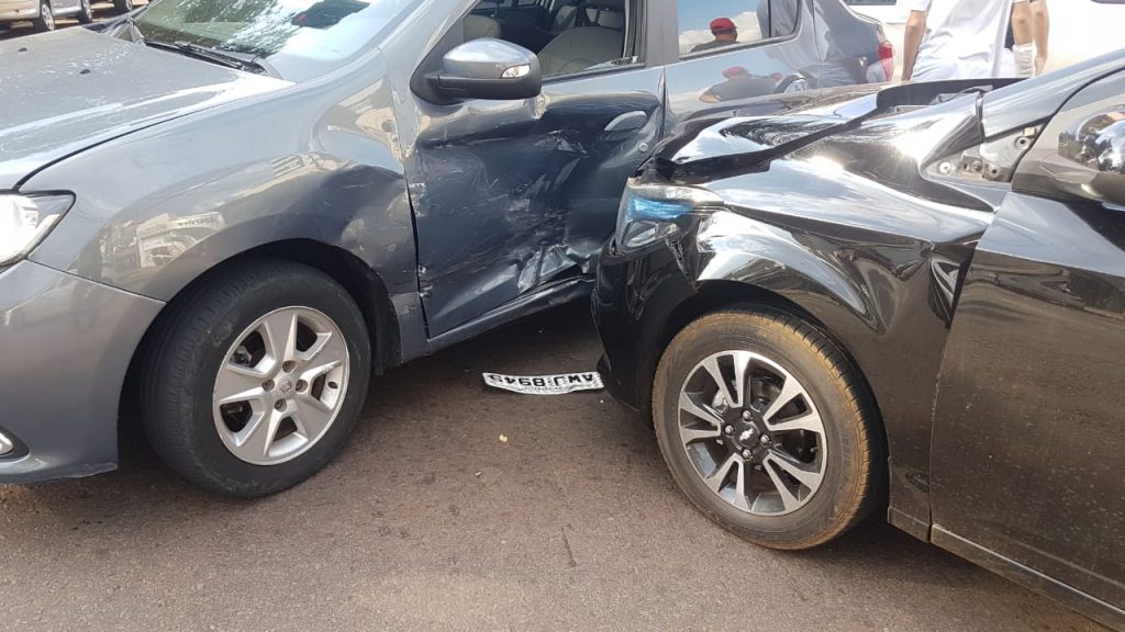 Carros se envolvem em forte colisão no Centro