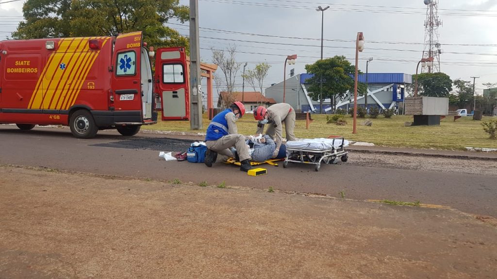Motociclista sofre queda em desnível de rua, em trecho que está em obras no São Cristóvão