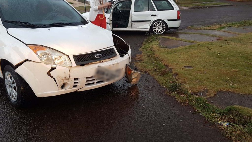 Fiesta e Parati colidem em cruzamento no Bairro Santa Cruz; placa de sinalização estava caída