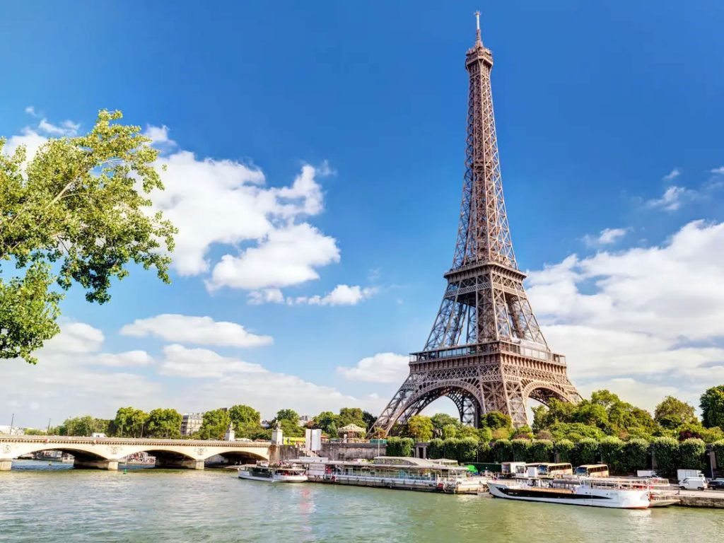 Passageira que foi impedida de embarcar em voo para Paris processa companhia aérea