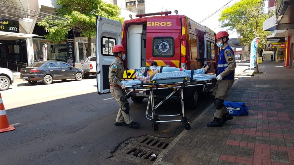 Mulher é socorrida após sofrer queda, no Centro Mulher é socorrida após sofrer queda, no Centro