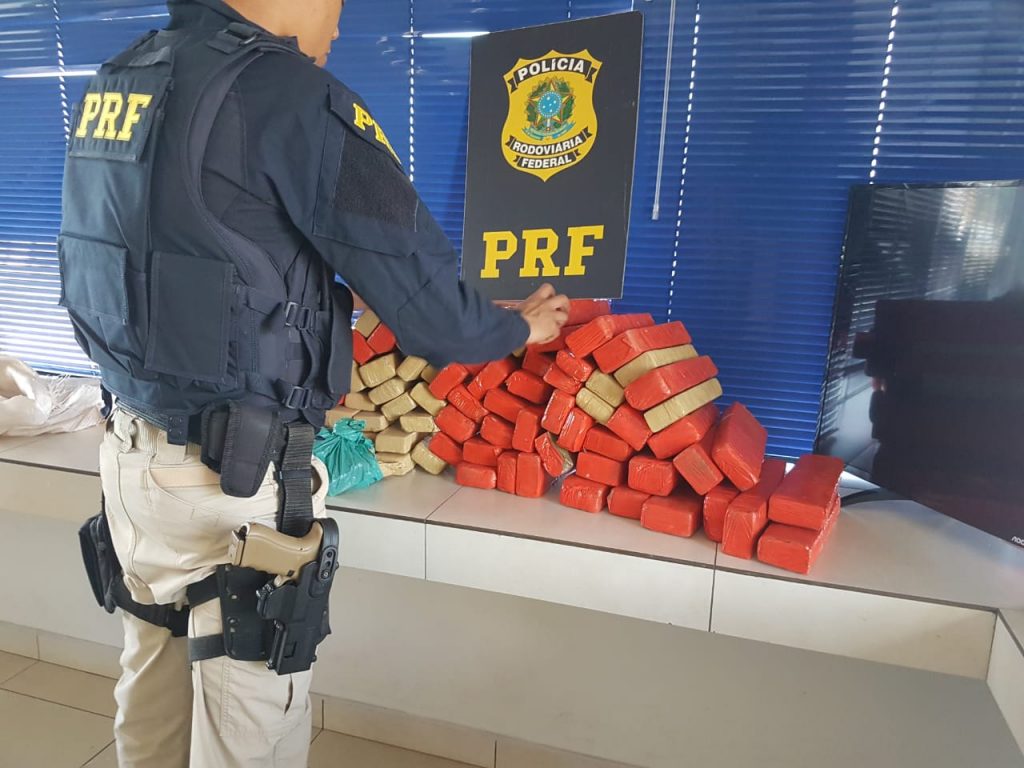 Menor é flagrado transportando 70 quilos de maconha na BR-163
