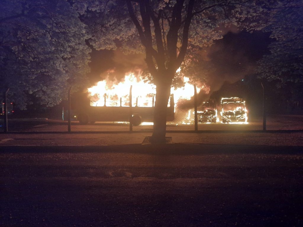 Ônibus de empresa de transporte coletivo ficam destruídos após incêndio em Sarandi