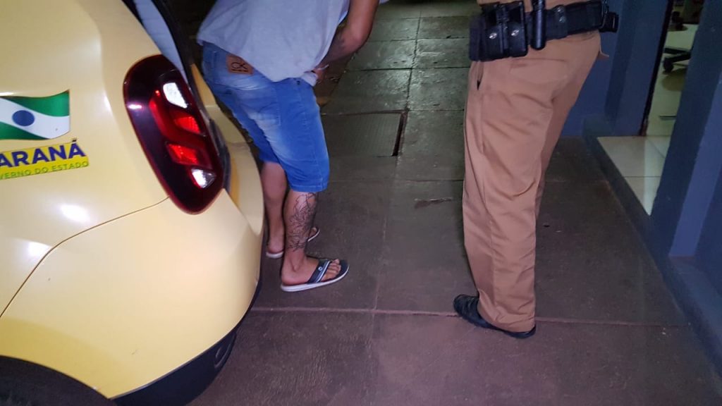 Homem quebra aparelhos celulares, ameaça atear fogo em residência e acaba preso pela PM