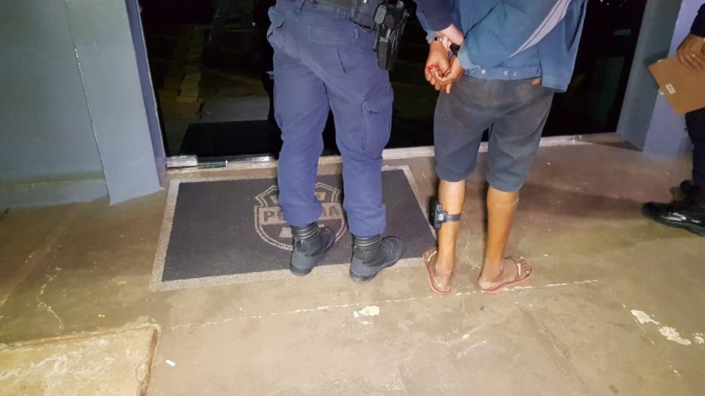 Usando tornozeleira e procurado por roubo, homem é detido na Av. Piquiri