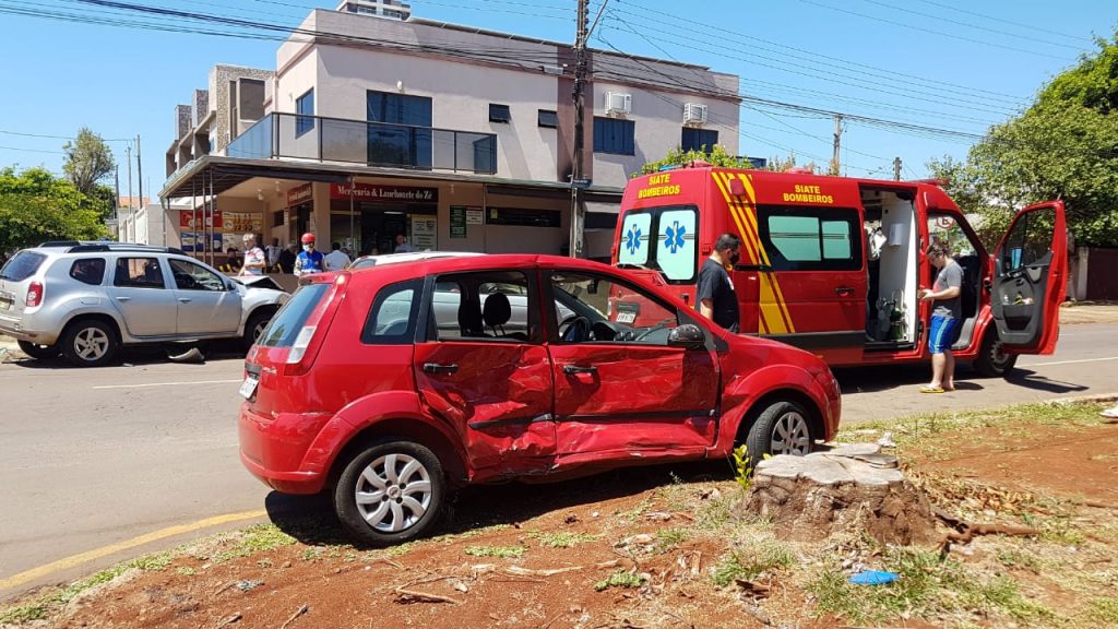 Veículos batem em cruzamento no Bairro Coqueiral Veículos batem em cruzamento no Bairro Coqueiral