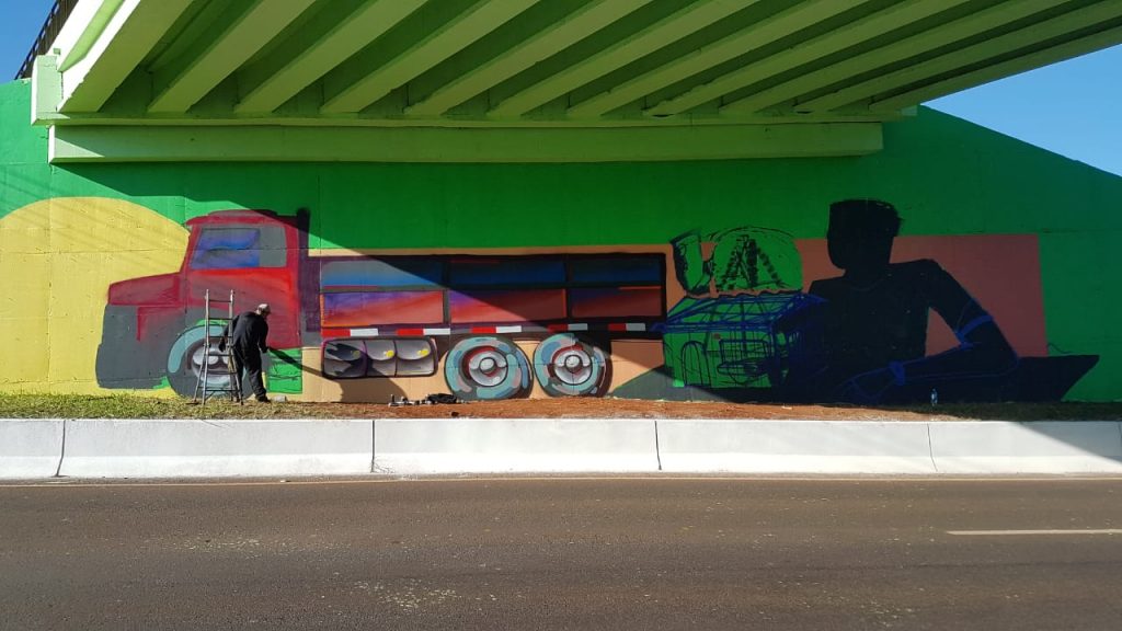 Grafiteiros dão cara nova a parte inferior do viaduto da Avenida Piquiri