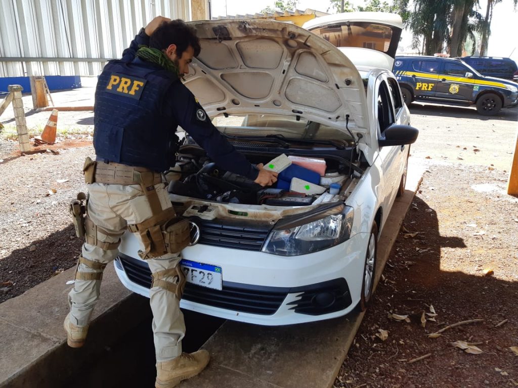 Carro com placas de Cascavel é apreendido pela PRF com 25 kg de maconha em Santa Terezinha de Itaipu