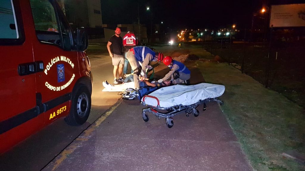 Duas pessoas ficam feridas em queda de moto na Av. Barão do Rio Branco