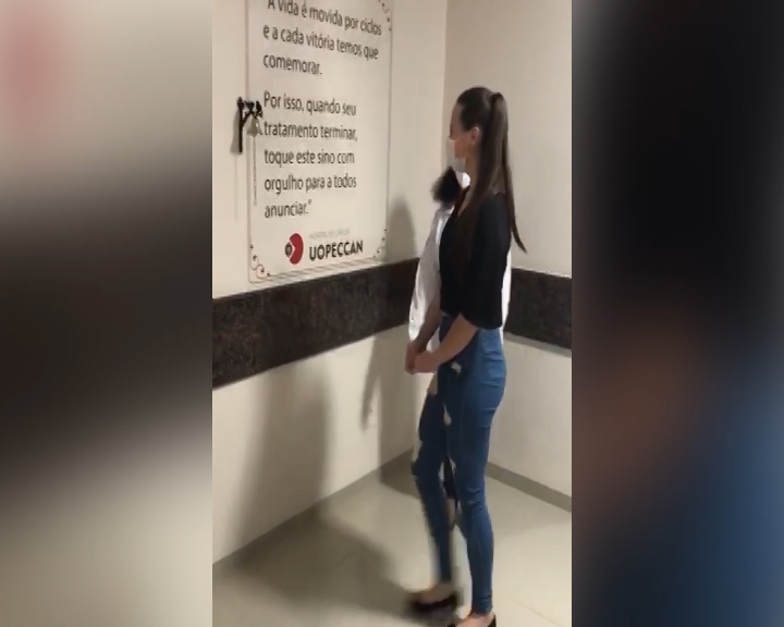 Emocionante: tratando leucemia há 5 anos, paciente de 23 anos está curada e comemora