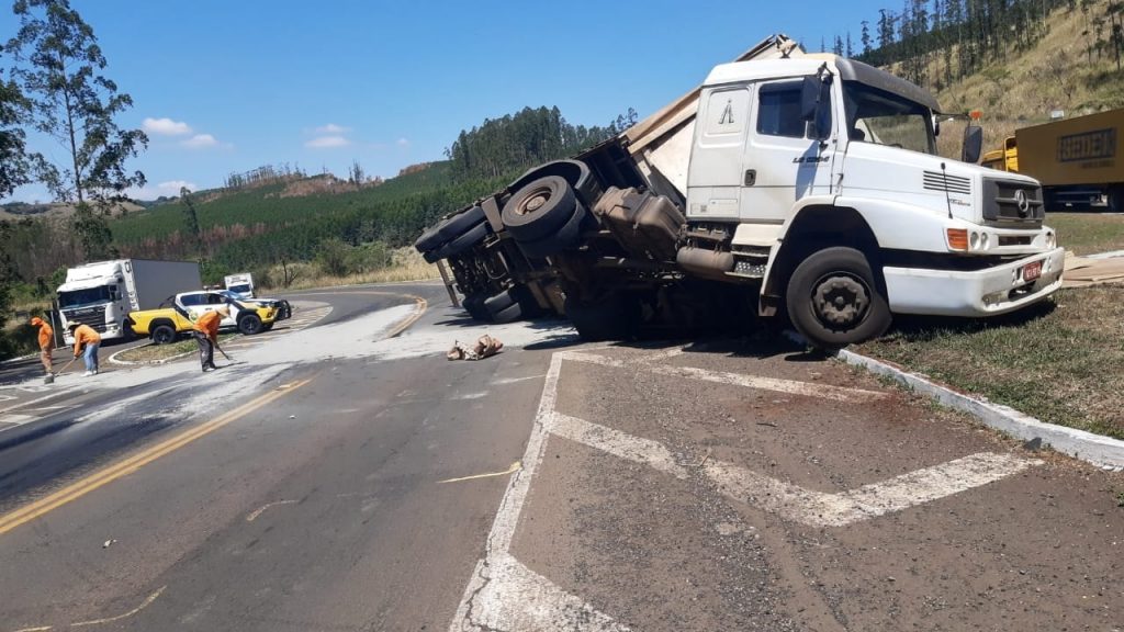 Carreta tomba na PR-445, entre Mauá da Serra e Tamarana