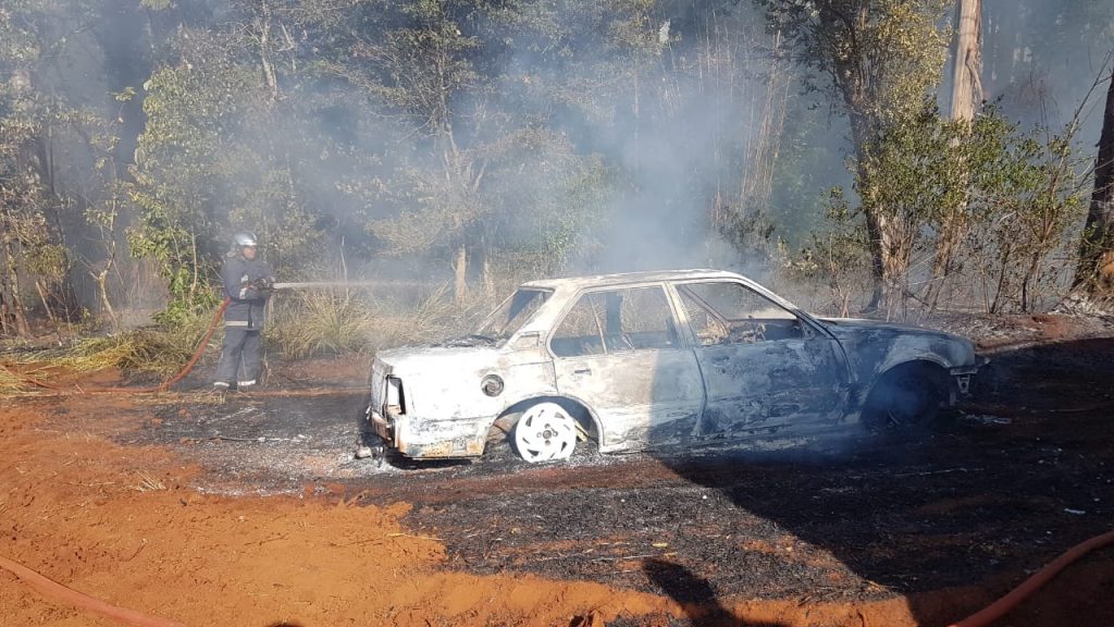 Monza com alerta de furto é destruído em incêndio próximo à PR-486
