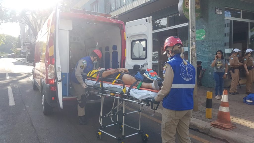 Jovem de 19 anos tem suspeita de fratura em acidente na Rua Paraná