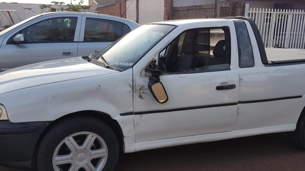 Saveiro tomba em colisão no Bairro Cascavel Velho