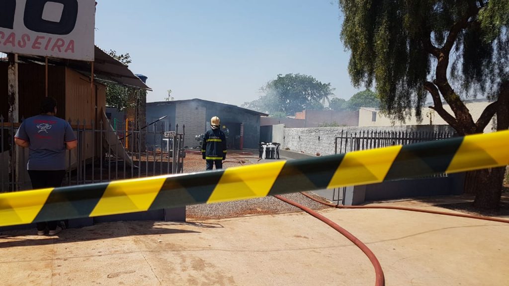 Santa Cruz: Restaurante fica parcialmente destruído após incêndio em botijão de gás Santa Cruz: Restaurante fica parcialmente destruído após incêndio em botijão de gás