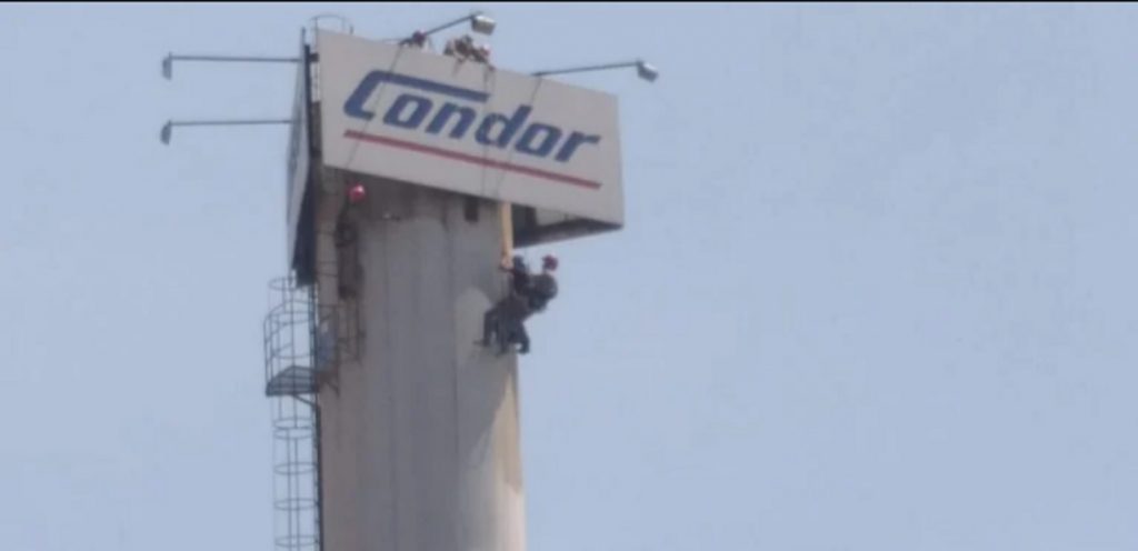 Funcionário de terceirizada fica pendurado e é resgatado da torre de hipermercado
