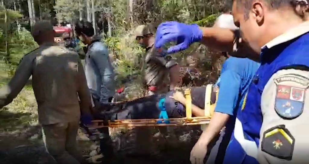 Após problemas em parapente, homem acaba enforcado em meio a arvores e é resgatado