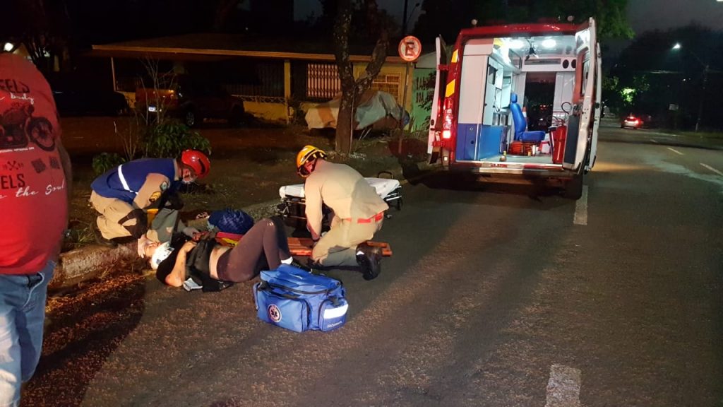 Mulher fica ferida em acidente no qual motorista do carro fugiu, mas deixou placa para trás