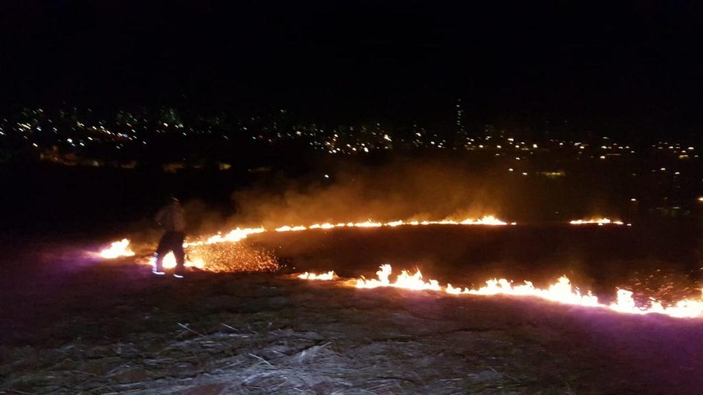 Bombeiros combatem ‘círculo de fogo’ no Canadá