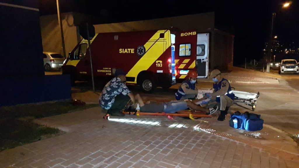 Adolescente de moto fica ferido em acidente em que carro se evadiu, no Morumbi