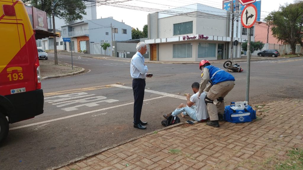 Motociclista de 24 anos fica ferido em forte colisão na Rua Presidente Kennedy