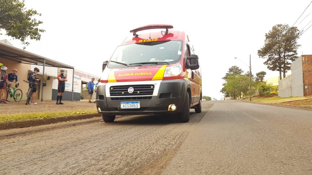 Ciclista é socorrida ao sofrer queda em trecho de obra na Av. Piquiri