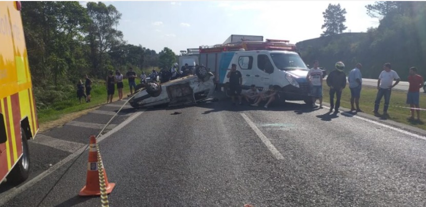 Motorista morre após carro invadir pista contrária da BR-277