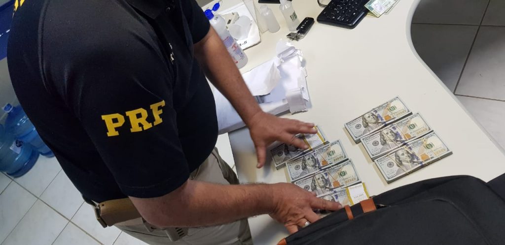 PRF apreende U$ 120 mil dólares na BR-277