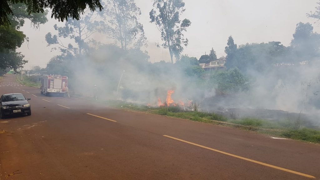 Incêndio atinge grande área e se aproxima de residências no Brasmadeira