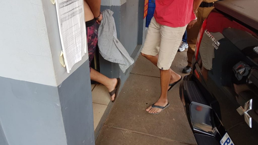PM detém homens por posse de drogas e receptação, e recupera moto furtada