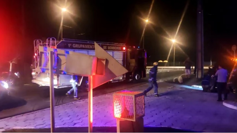 Motorista perde controle e seis pessoas ficam feridas após carro bater contra motel