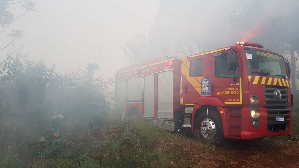 Bombeiros combatem incêndio em extensa área de vegetação no Cascavel Velho