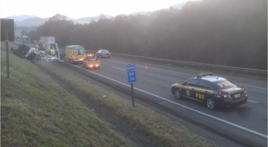 Caminhão que transportava tinta tomba na BR-116 e dois homens ficam feridos