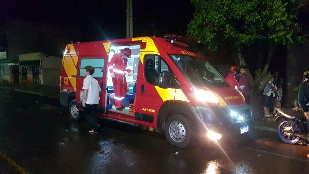 Homem é socorrido pelo Siate após se envolver em colisão de trânsito na Rua Europa