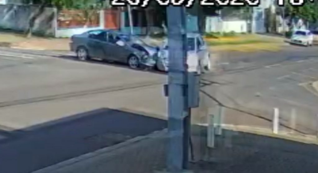 Acidente entre Honda Fit e Vectra é flagrado por câmera de segurança Acidente entre Honda Fit e Vectra é flagrado por câmera de segurança