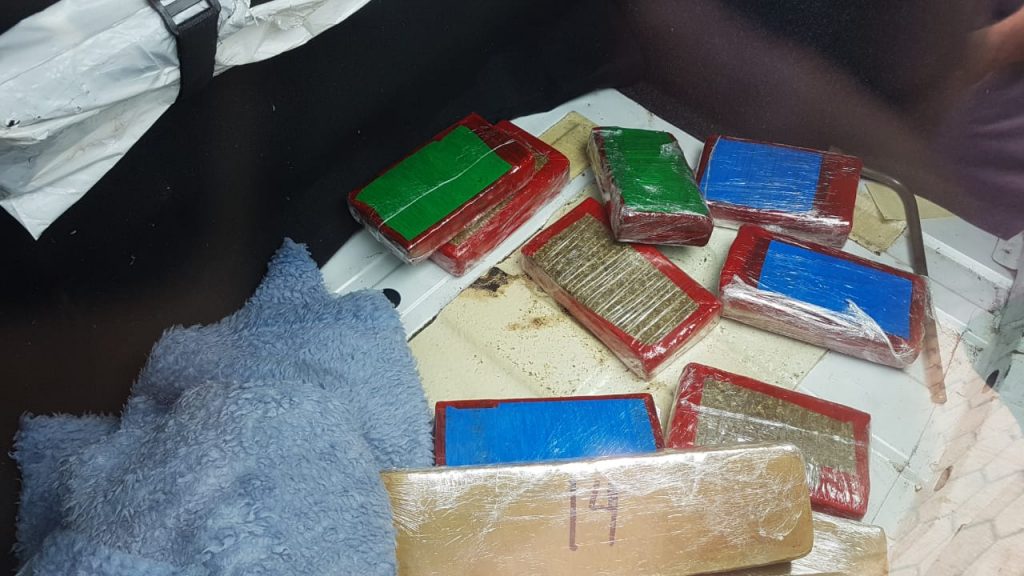 PRF apreende maconha em veículo após abordagem na BR-277; condutor foi preso PRF apreende maconha em veículo após abordagem na BR-277; condutor foi preso