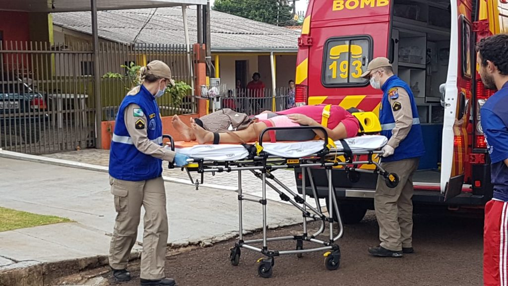 Mulher é atendida pelo Corpo de Bombeiros após sofrer queda no Bairro Tropical Mulher é atendida pelo Corpo de Bombeiros após sofrer queda no Bairro Tropical