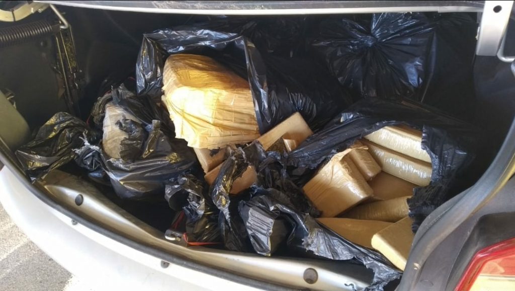 Durante fiscalização em Mandaguari, PRF apreende carro com 83 kg de maconha