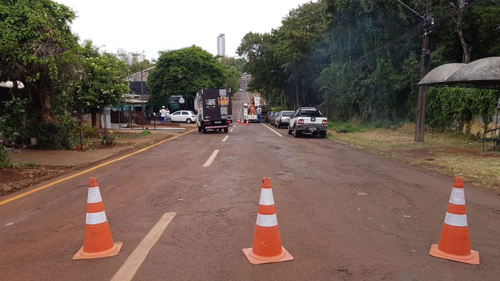 Caminhão rompe cabos de energia e parte de via é interditada no Bairro Canadá