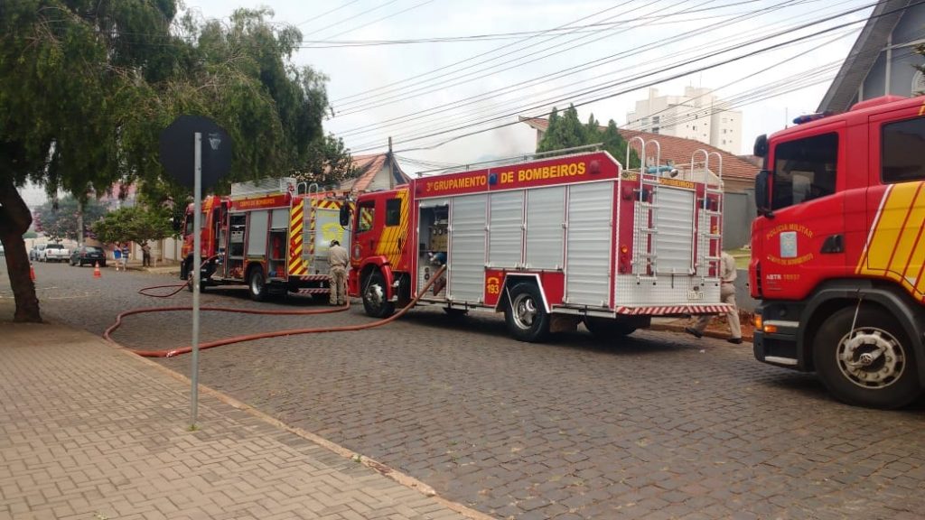 Incêndio destrói antigo prédio de entidade no centro de Cambé