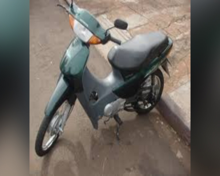 Criminoso furta Honda Biz e deixa bicicleta para trás no Maria Luíza