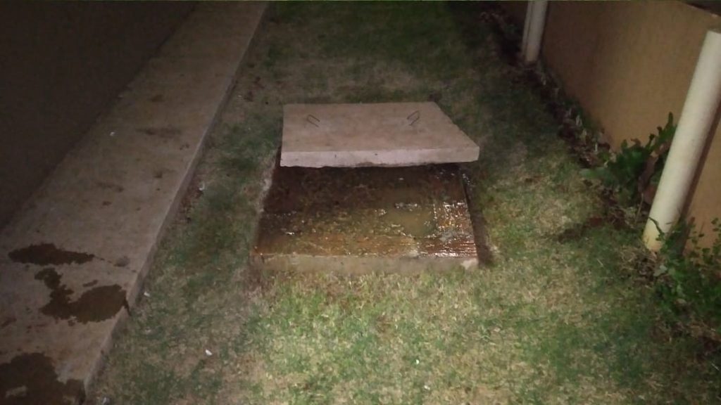 Morador tem casa invadida pelo esgoto no Condomínio Jaborá