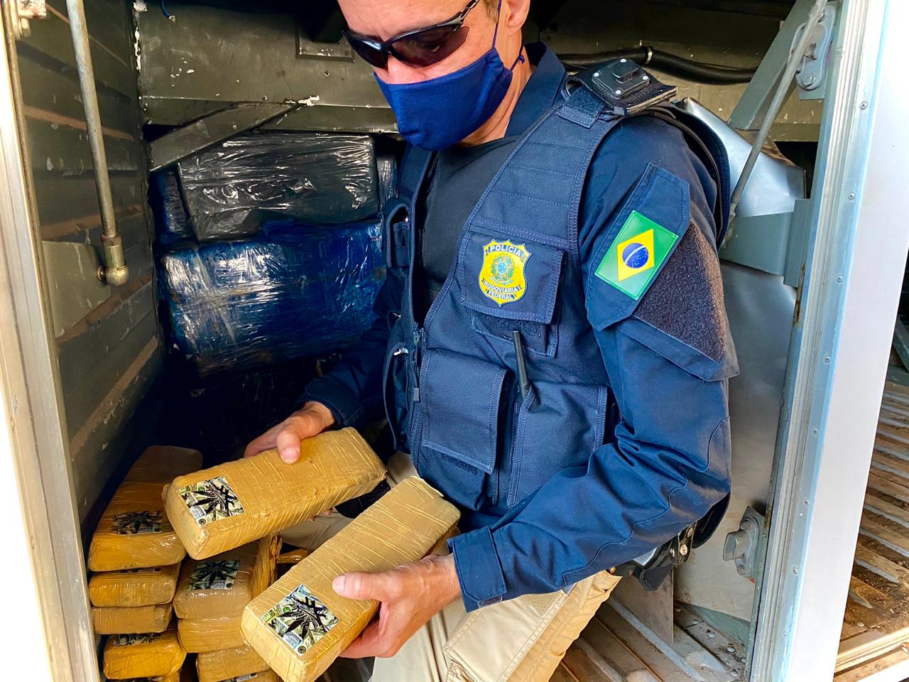 PRF apreende maconha em fundo falso de bagageiro de ônibus, além de mercadorias em descaminho Imagem referente a PRF apreende maconha em fundo falso de bagageiro de ônibus, além de mercadorias em descaminho