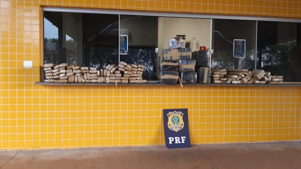 PRF apreende, simultaneamente três veículos carregados com maconha