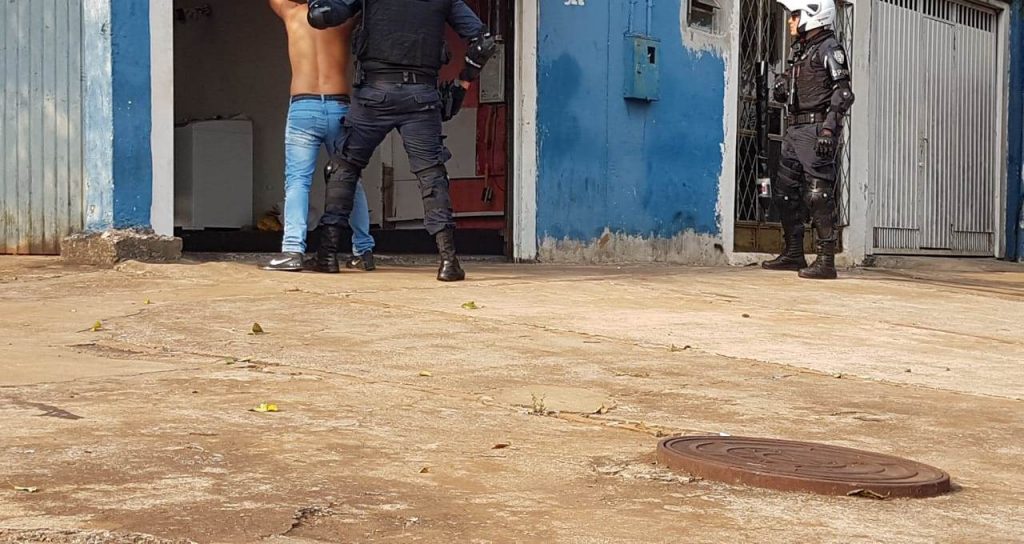Casal se desentende no mercado, briga ao chegar em casa e GM é acionada