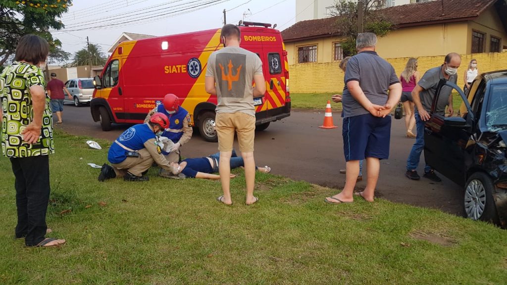BMW atinge muro de residência em forte colisão no Country